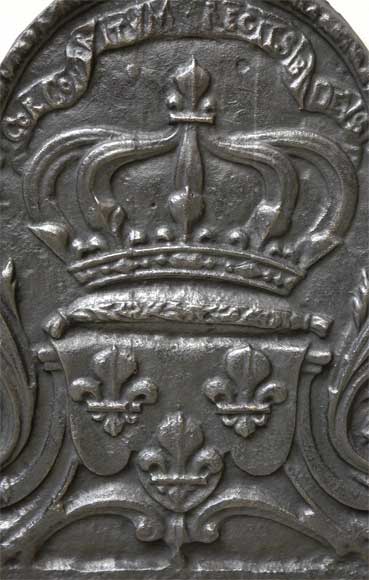 Каминная плита, декорированная гербами Франции.-1