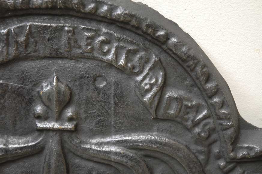 Каминная плита, декорированная гербами Франции.-3