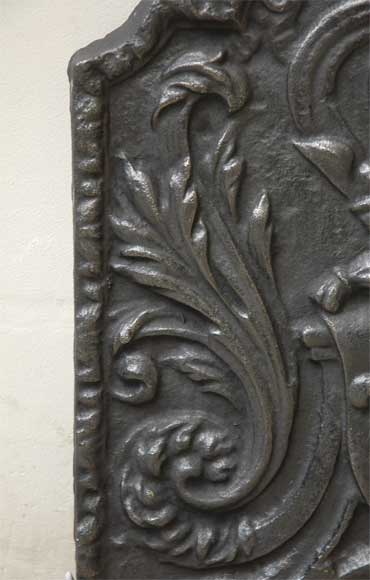 Каминная плита, декорированная гербами Франции.-4