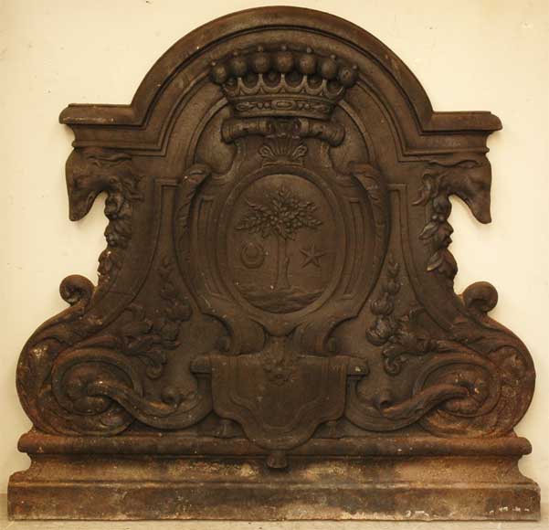 Старинная каминная плита, декорированная  гербовым щитом и головами борзых.-0