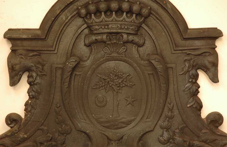 Старинная каминная плита, декорированная  гербовым щитом и головами борзых.-1