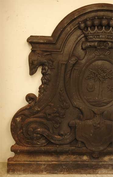 Старинная каминная плита, декорированная  гербовым щитом и головами борзых.-2