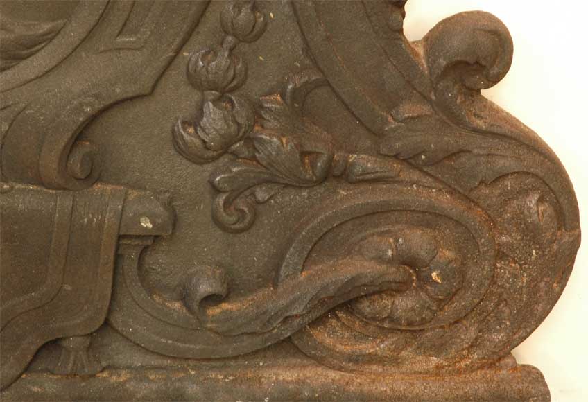 Старинная каминная плита, декорированная  гербовым щитом и головами борзых.-5