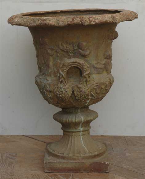 Пара свинцовых ваз 19го века, украшенных амурами.-1