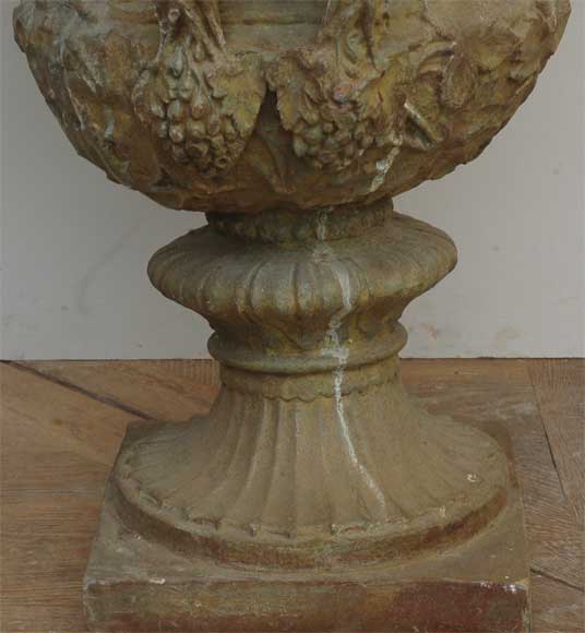 Пара свинцовых ваз 19го века, украшенных амурами.-6