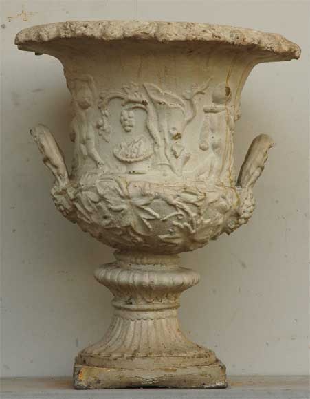 Пара свинцовых ваз 19го века, украшенных амурами.-7