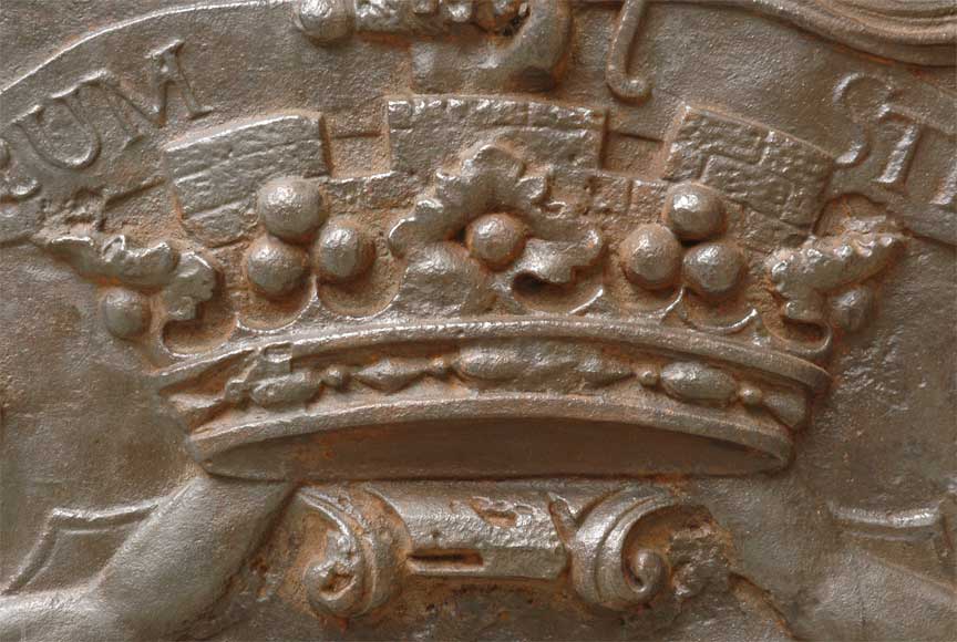 Старинная каминная плита, декорированная гербами семьи де Жаннель де Бельваль (de Jannel de Belval).-1