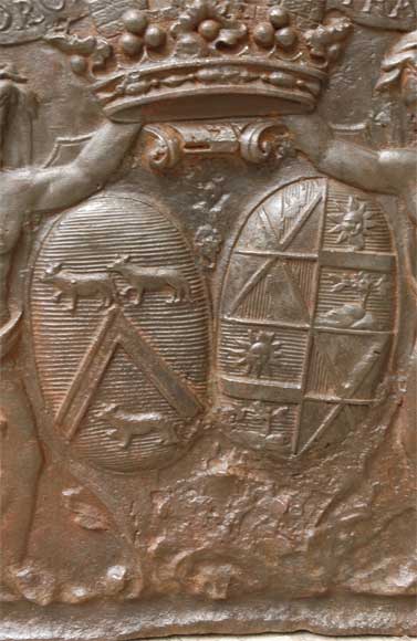 Старинная каминная плита, декорированная гербами семьи де Жаннель де Бельваль (de Jannel de Belval).-2