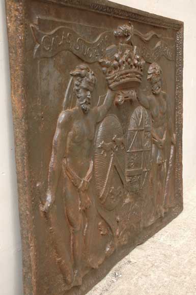 Старинная каминная плита, декорированная гербами семьи де Жаннель де Бельваль (de Jannel de Belval).-8
