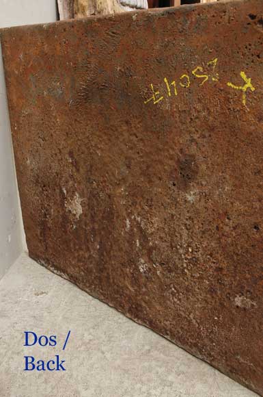 Старинная каминная плита, декорированная гербами семьи де Жаннель де Бельваль (de Jannel de Belval).-9