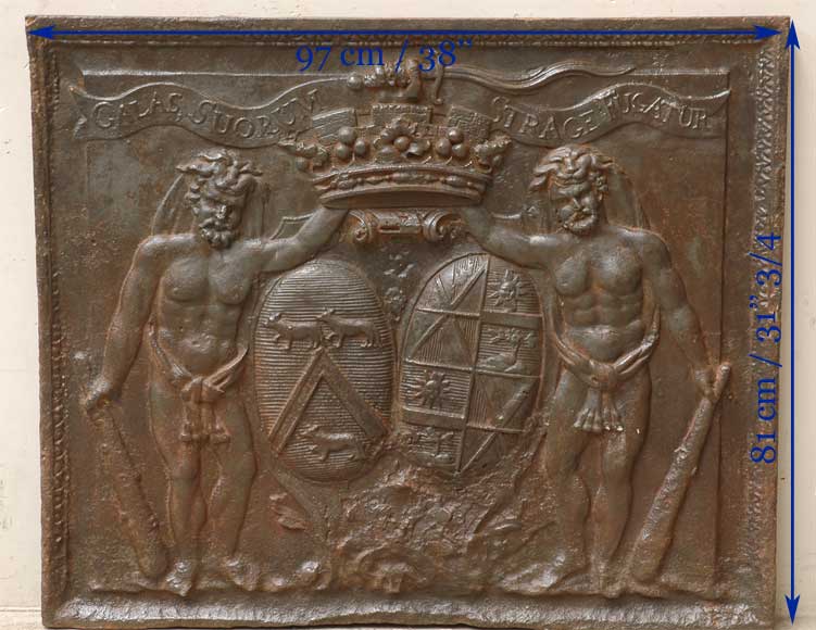 Старинная каминная плита, декорированная гербами семьи де Жаннель де Бельваль (de Jannel de Belval).-11