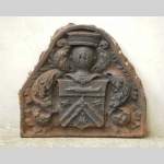 Старинная каминная плита, украшенная гербами семьи Бретель из Гремонвиля.
