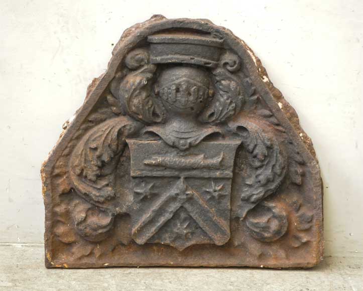 Старинная каминная плита, украшенная гербами семьи Бретель из Гремонвиля.-0