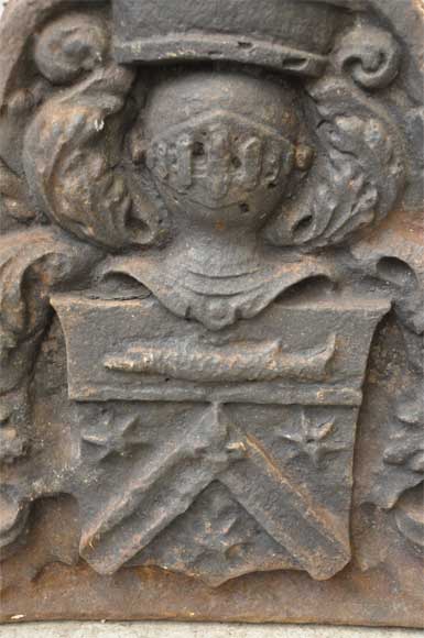 Старинная каминная плита, украшенная гербами семьи Бретель из Гремонвиля.-1