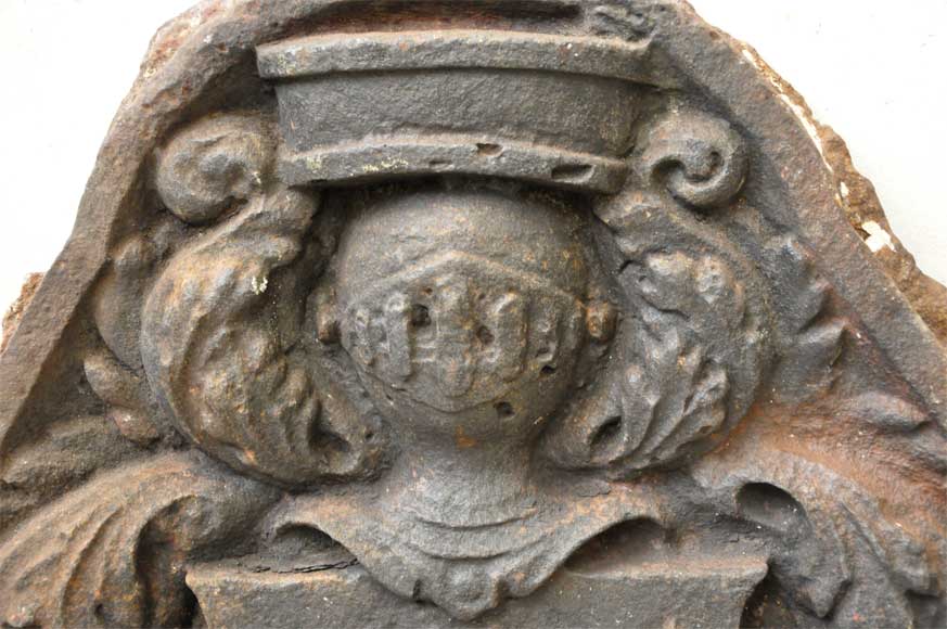 Старинная каминная плита, украшенная гербами семьи Бретель из Гремонвиля.-2
