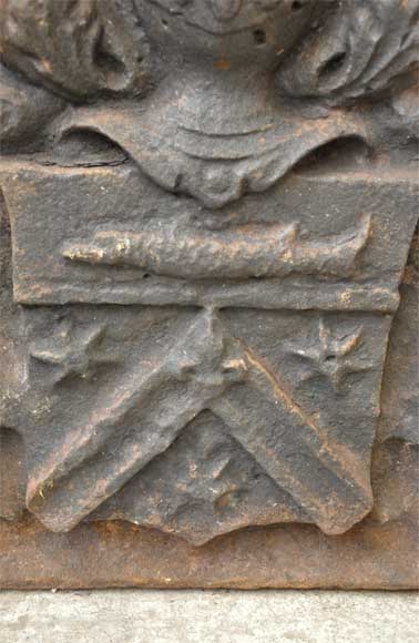 Старинная каминная плита, украшенная гербами семьи Бретель из Гремонвиля.-3
