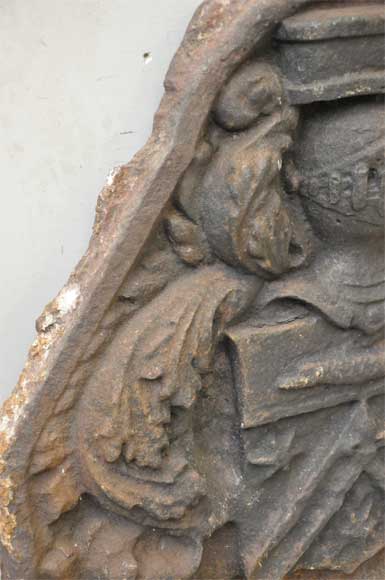 Старинная каминная плита, украшенная гербами семьи Бретель из Гремонвиля.-4