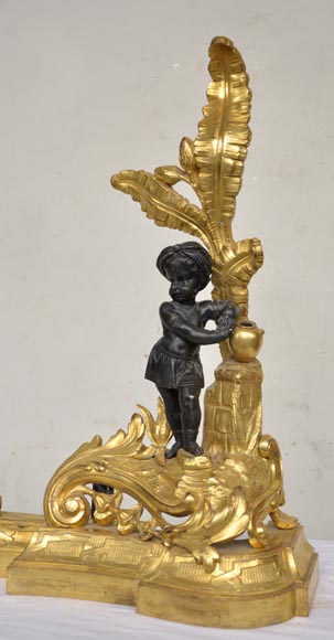 Старинная бронзовая перекладина дровницы с двумя патинами, украшенная африканскими детьми.-5