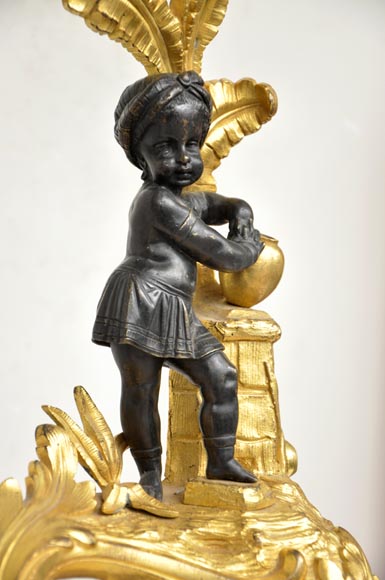 Старинная бронзовая перекладина дровницы с двумя патинами, украшенная африканскими детьми.-6