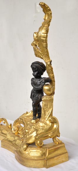 Старинная бронзовая перекладина дровницы с двумя патинами, украшенная африканскими детьми.-7