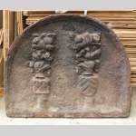 Старинная каминная плита, украшенная рыцарскими гербами.