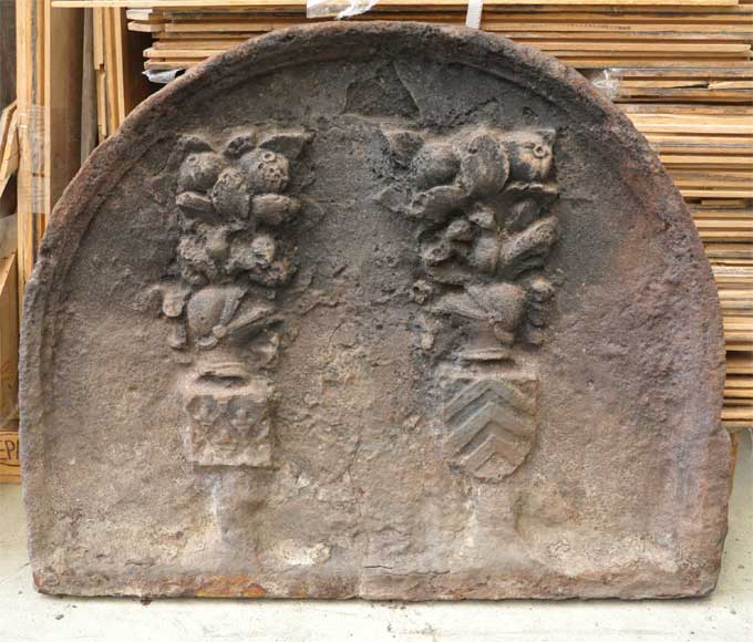 Старинная каминная плита, украшенная рыцарскими гербами.-0