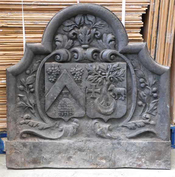 Старинная каминная плита, украшенная гербами.-0
