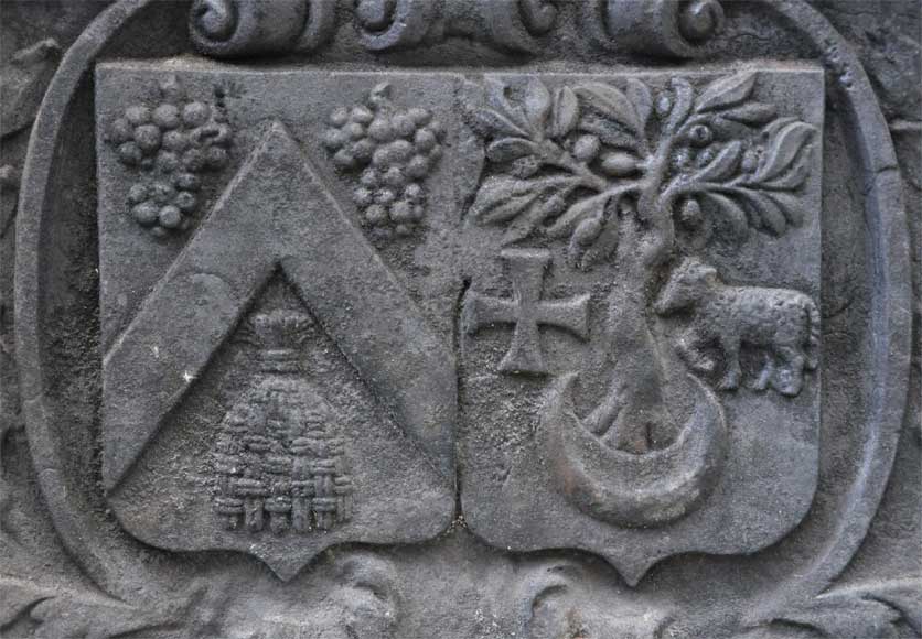 Старинная каминная плита, украшенная гербами.-1