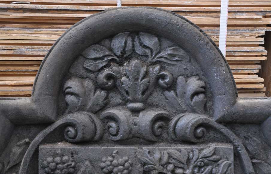 Старинная каминная плита, украшенная гербами.-2