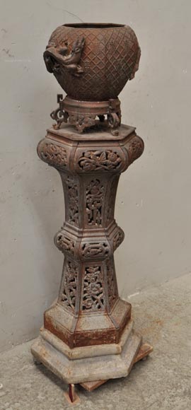 Большая старинная садовая ваза в китайском стиле, изготовленная из ажурного чугуна.-1