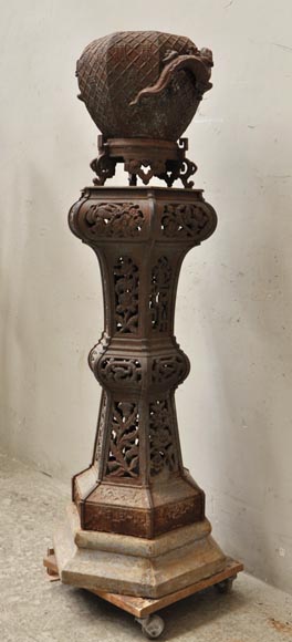 Большая старинная садовая ваза в китайском стиле, изготовленная из ажурного чугуна.-2
