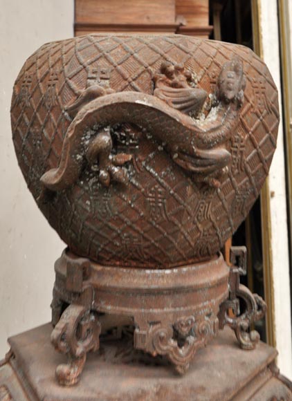 Большая старинная садовая ваза в китайском стиле, изготовленная из ажурного чугуна.-4