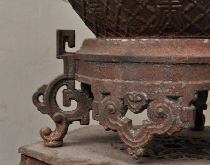 Большая старинная садовая ваза в китайском стиле, изготовленная из ажурного чугуна.-9