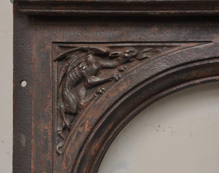 Чугунная внутренняя вставка камина в стиле Наполеона III, украшенная причудливыми орнаментами и химерами.-10