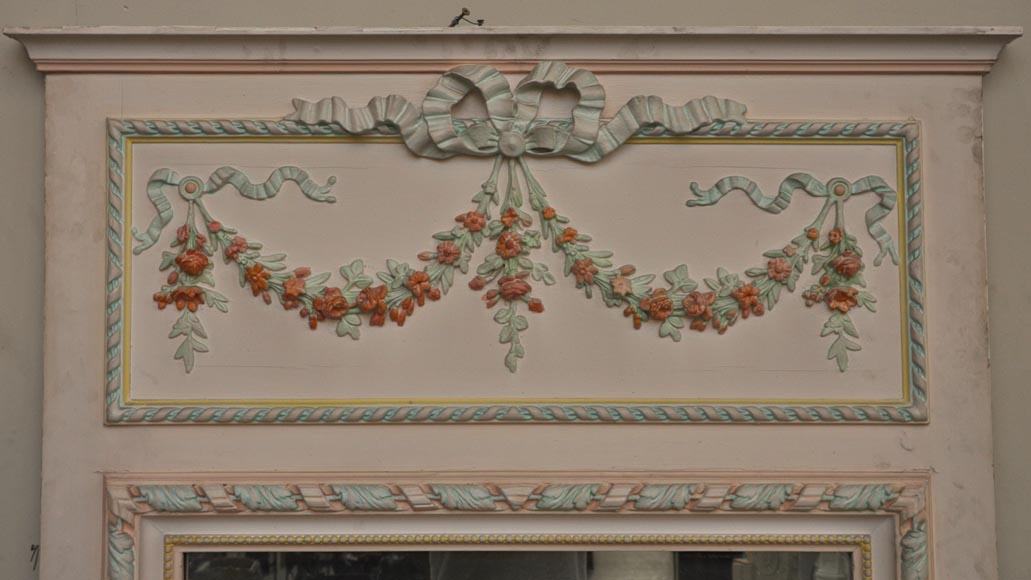 Старинное трюмо в стиле Людовика XVI, украшенное цветочными гирляндами из разноцветного стюка.-1