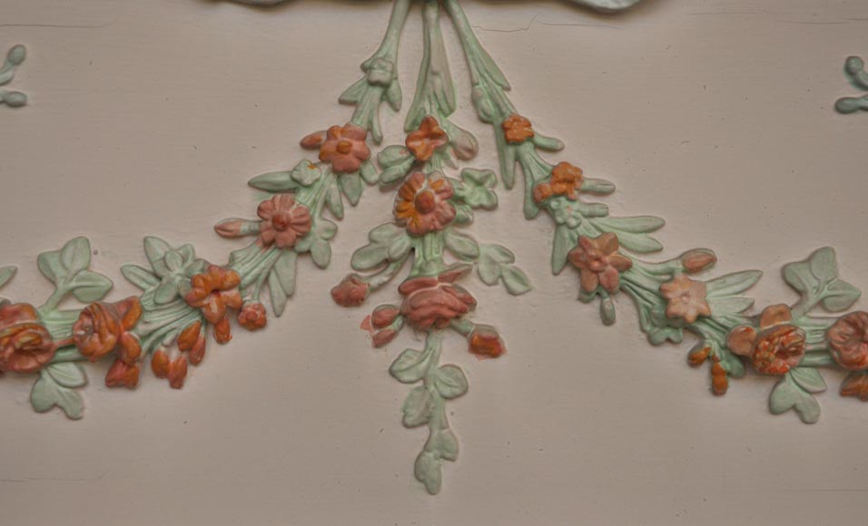 Старинное трюмо в стиле Людовика XVI, украшенное цветочными гирляндами из разноцветного стюка.-2