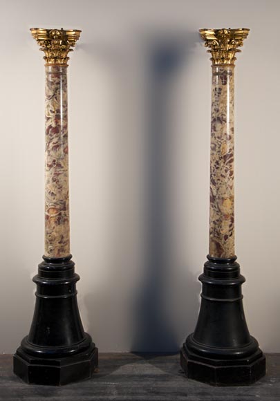 Пара старинных колонн в стиле Людовика XVI, изготовленных из мрамора Brèche Violette и скульптурного позолоченного дерева.-0