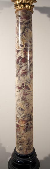 Пара старинных колонн в стиле Людовика XVI, изготовленных из мрамора Brèche Violette и скульптурного позолоченного дерева.-3